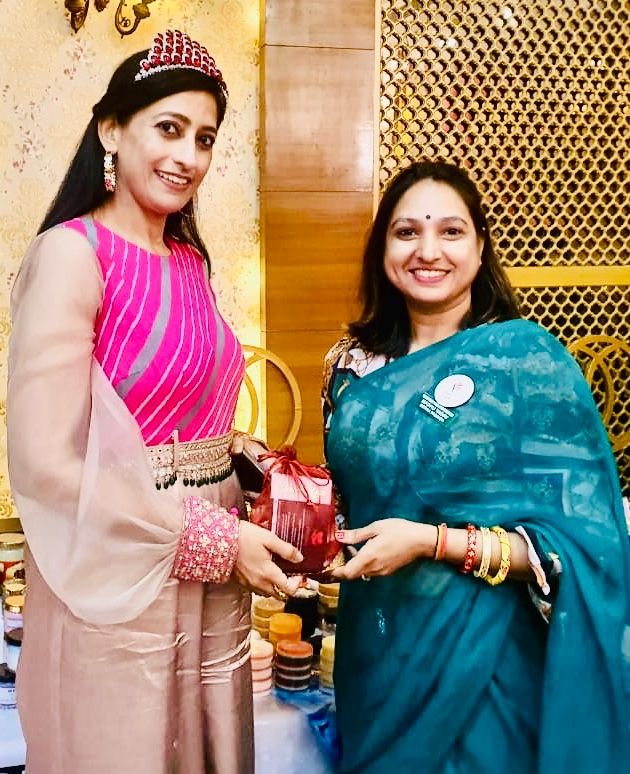 MeRna’s founder Madhu is with Dr. Vatsana Kasana Mrs.Asia Pacific 2019